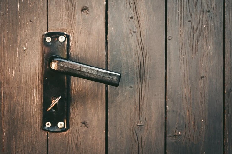 dørhåndtak med nøkkel på en tredør