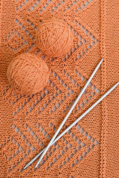 oransje garnnøster strikkeoppskrift og strikkepinner