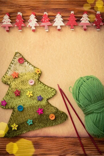 strikket juletre med knapper